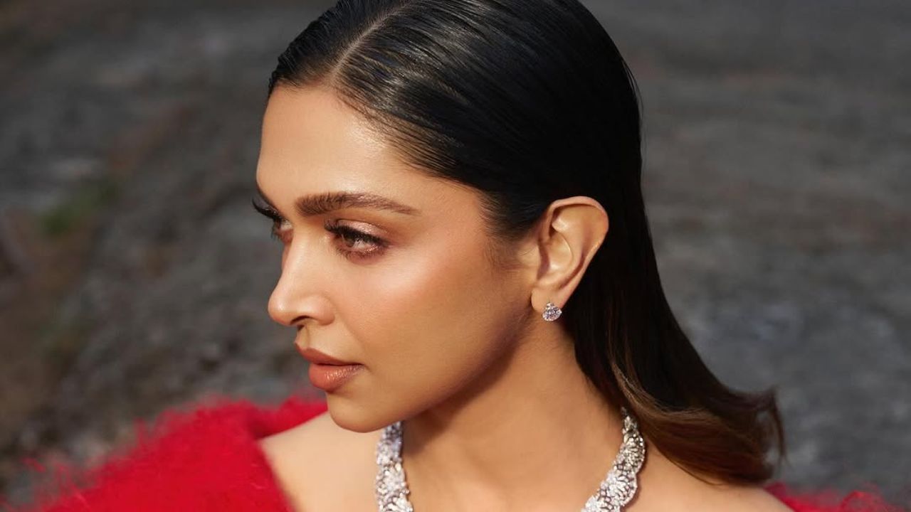 तसेच, दीपिकाने या ड्रेसवर स्वतःचे सुंदर सिल्की केस मोकळे ठेवले आहेत. तसेच या ड्रेसवर तिने साधा आणि मोहक मेकअप निवडला आहे. तिच्या सौंदर्याने चाहते घायाळ झाले आहेत. 