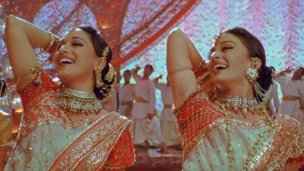 2002 मध्ये प्रदर्शित करण्यात आलेला संजय लीला भंसाली यांचा चित्रपट अनेक उत्कृष्ट चित्रपटांपैकी एक होता. या चिपत्रटाला 5  नॅशनल अवॉर्ड देण्यात आले. याशिवाय या चित्रपटातील गाणं 'डोला रे डोला' ने रेकॉर्ड बनवला होता. 
