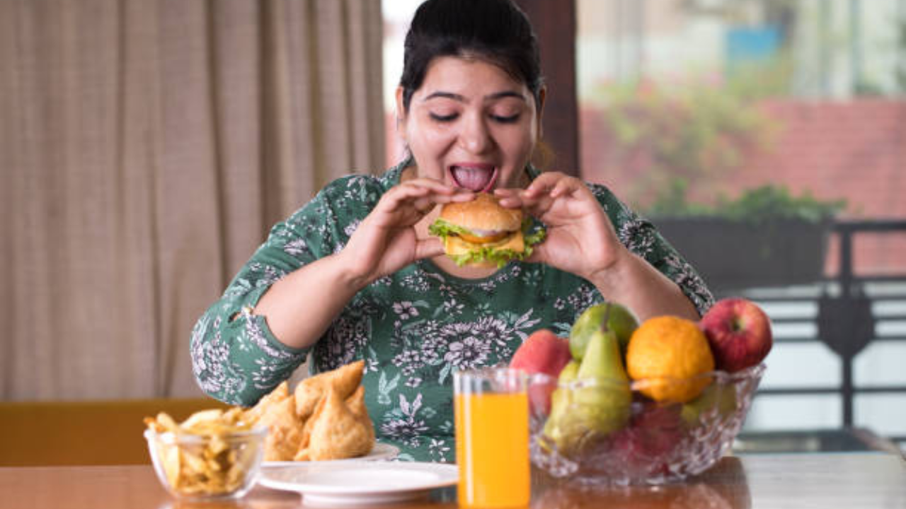 साखरेची पातळी नियंत्रित करण्यासाठी तुम्ही गोड पदार्थ सोडले असतील, पण जर तुम्ही खूप फास्ट फूड खाल्ले तर साखरेची पातळी झपाट्याने वाढू शकते. पॅकेज्ड फूड खाल्ल्याने साखरेचे प्रमाण वाढू शकते