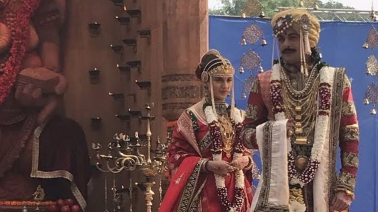 राणी लक्ष्मीबाईंचे बालपणीचे नाव मणिकर्णिका तांबे होते. त्यांचा जन्म वाराणसी येथे एका महाराष्ट्रीय कर्‍हाड ब्राह्मण कुटुंबात झाला. झाशीचा राजा गंगाधर राव यांच्याशी विवाह झाल्यानंतर त्यांचं नाव राणी लक्ष्मीबाई झाले 
