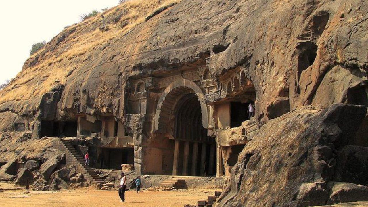 या यादितील पहिलं ठिकाणं म्हणजे, कान्हेरी लेणी (Kanheri Caves). ही लेणा महाराष्ट्रातील मुंबई शहरात, संजय गांधी राष्ट्रीय उद्यानात वसली आहे. या लेण्या 2000 वर्षांपासून बांधलयाचे सांगितले जाते. या लेण्यांमधील उत्कृष्ट कोरीवकाम आणि शिलालेख या लेण्यांना आणखीन खास बनवते 
