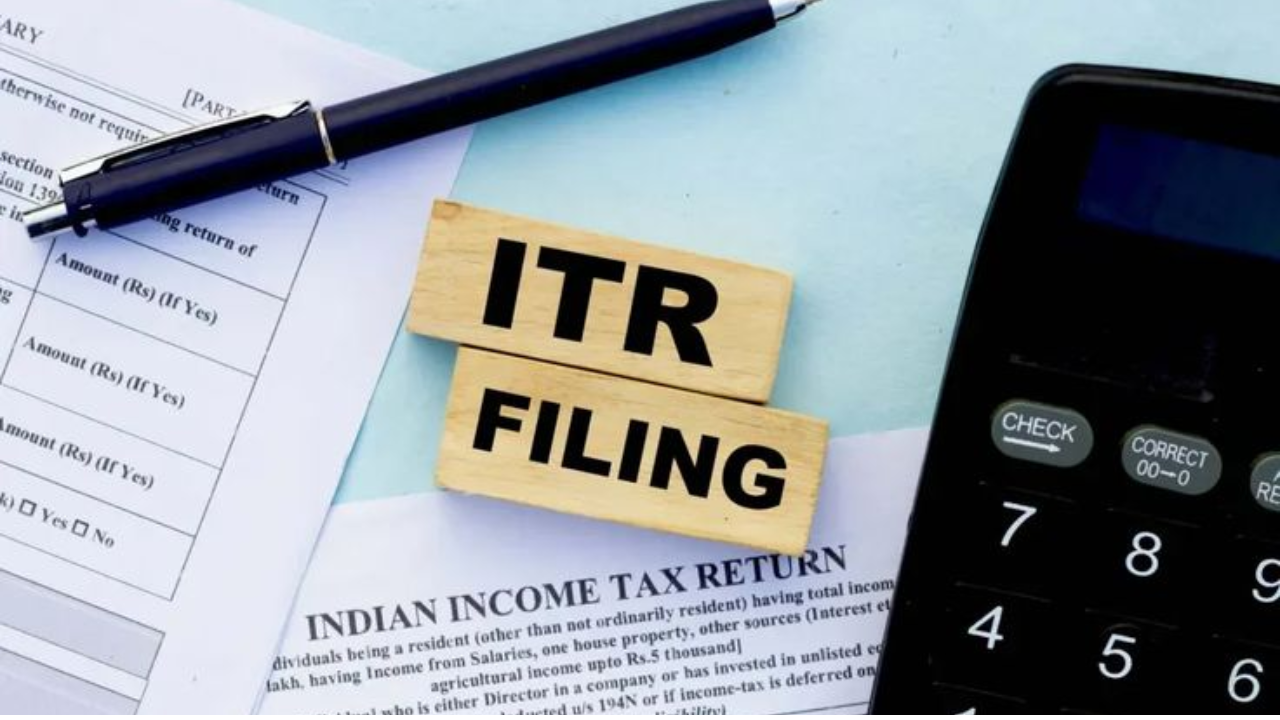 आयकर रिटर्न (ITR) फॉर्म १ आणि ४ नोटिफाय करण्यात आले आहेत. यानुसार आता ५० लाख रुपयांपेक्षा कमी उत्पन्न असलेले लोक आता आयटीआर-१ फॉर्म वापरू शकतात
