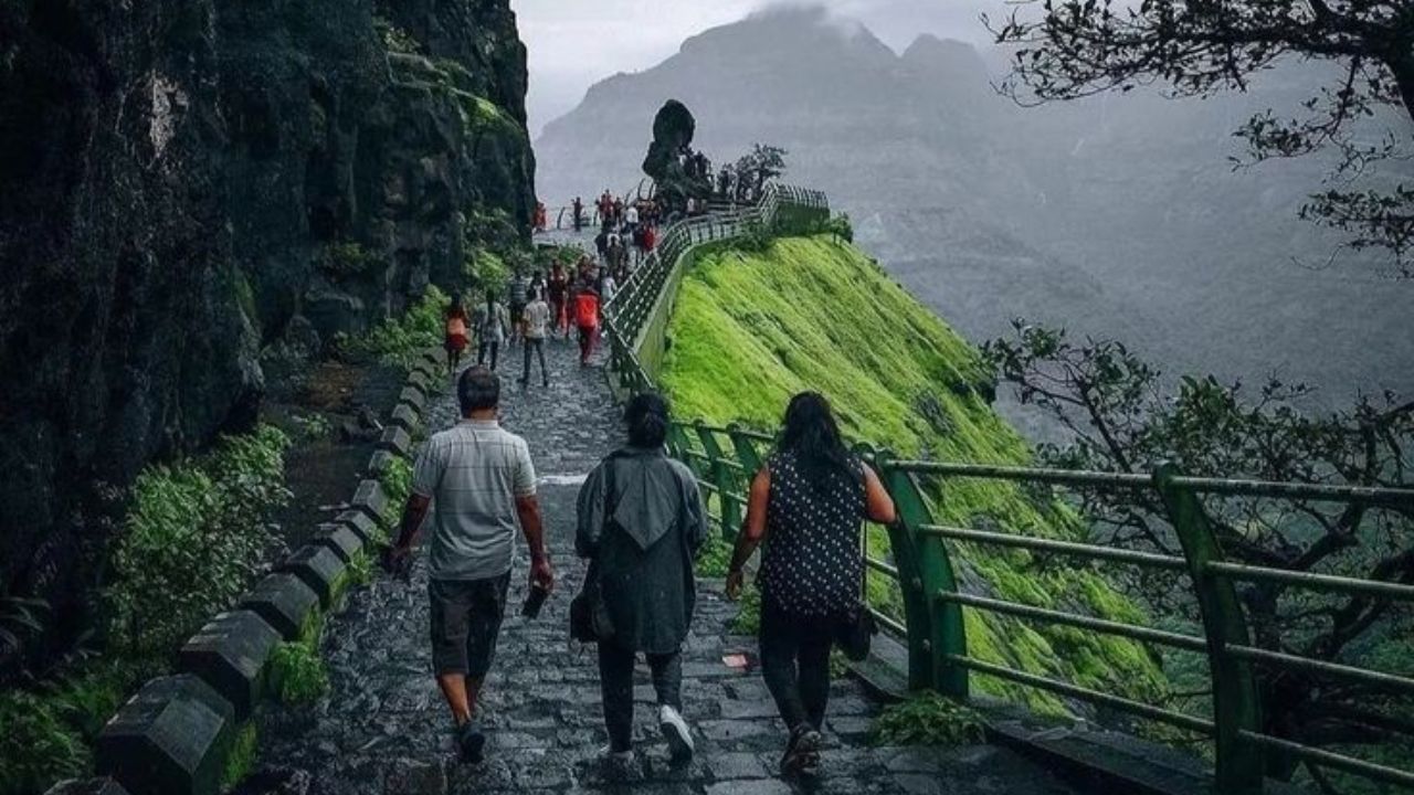 पावसाळा म्हणजे फिरण्याचा ऋतू! या ऋतूत अनेक ठिकाणांचे सौंदर्य आणखीनच वाढते आणि सर्वत्र हिरवेगार दृश्य लागते. आज आम्ही तुम्हाला मुंबईजवळील काही सुंदर ठिकाणे सांगत आहोत जिथे तुम्ही मान्सूनचा आनंद लुटू शकता
