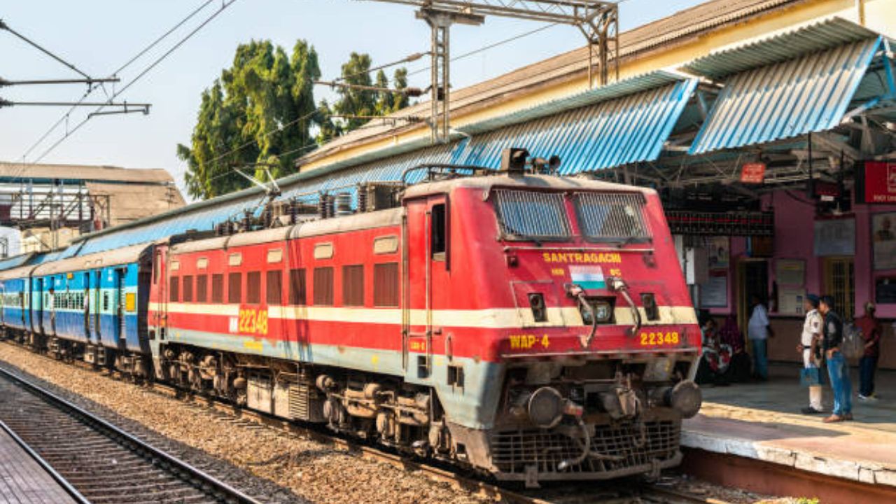 ही ट्रेन जयनगरहून सकाळी ८:१५ आणि दुपारी २:४५ वाजता सुटते. जनकपूरला पोहोचण्यासाठी सुमारे १ तास २० मिनिटे लागतात, तर परतीच्या वेळी ही ट्रेन जनकपूरहून सकाळी ११:०५ आणि संध्याकाळी ५:३५ वाजता सुटते 

