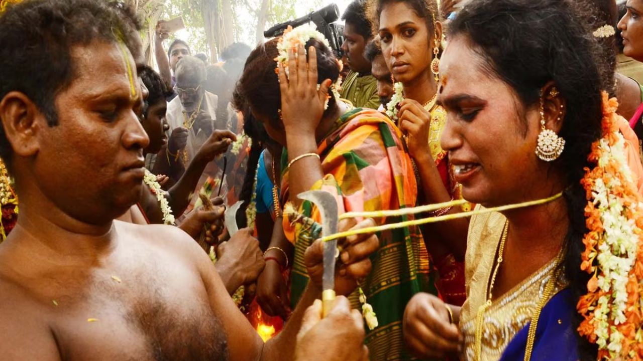 तृतीयपंथ्यांचा हा एक अनुष्ठान आहे, ज्यात ते आपली भक्ती आणि सामाजिक-सांस्कृतिक ओळख व्यक्त करतात. ही परंपरा दक्षिण भारतात, विशेषतः तामिळनाडूमध्ये, कोयिलम्मा किंवा अरावन उत्सवादरम्यान पाळली जाते 
