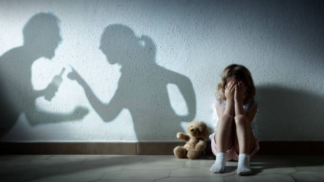 प्रेमानंद महाराज म्हणाले की, जर पालकांना त्यांच्या मुलांसाठी आनंदी जीवन हवे असेल तर त्यांनी त्यांचे कर्म चांगले आणि शुद्ध ठेवले पाहिजे. यामुळे त्यांचे जीवन आनंदी होईल आणि त्यांच्या मुलांचे निश्चितच कल्याण होईल 
