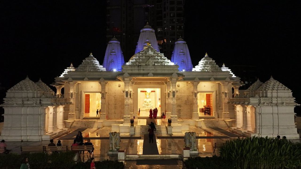 बोरिवली येथील त्रिमंदिर (Trimandir) हे एक प्रसिद्ध धार्मिक स्थळ आहे. हे समुद्रसपाटीपासून ३०० फूट उंचीवर आहे आणि येथे अनेक देवी-देवतांच्या मूर्ती आहेत. या मंदिरासमोर हिरवेगार वातावरण पाहता येते जे मनाला मंत्रमुग्ध करते 
