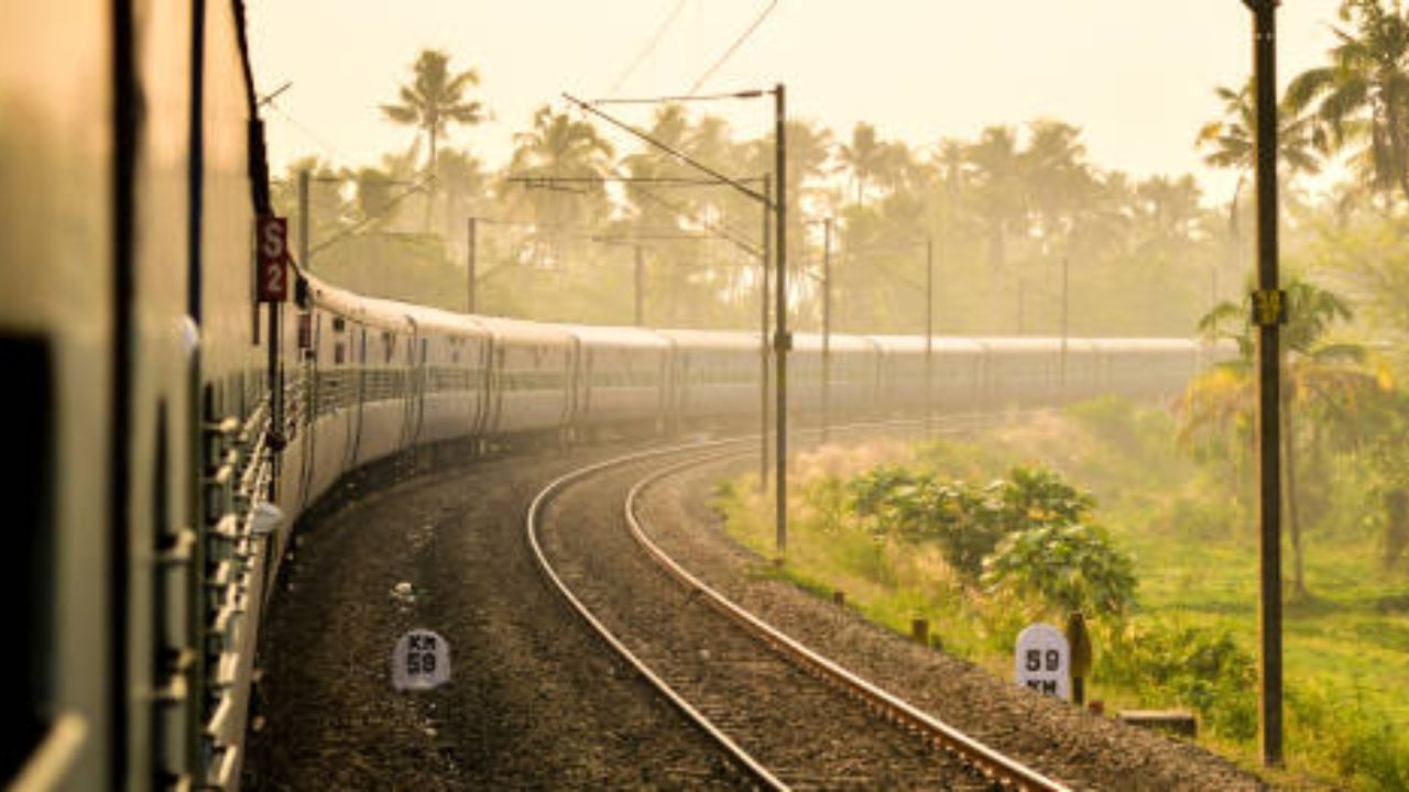 भारत आणि नेपाळमधील पहिली रेल्वे सेवा ०२ एप्रिल २०२२ रोजी सुरू झाली, जी बिहारमधील जयनगर ते नेपाळमधील जनकपूर आणि कुर्था पर्यंत धावते. हा रेल्वे मार्ग जयनगर-बिजलपुरा-बर्डीबास प्रकल्पाचा भाग आहे
