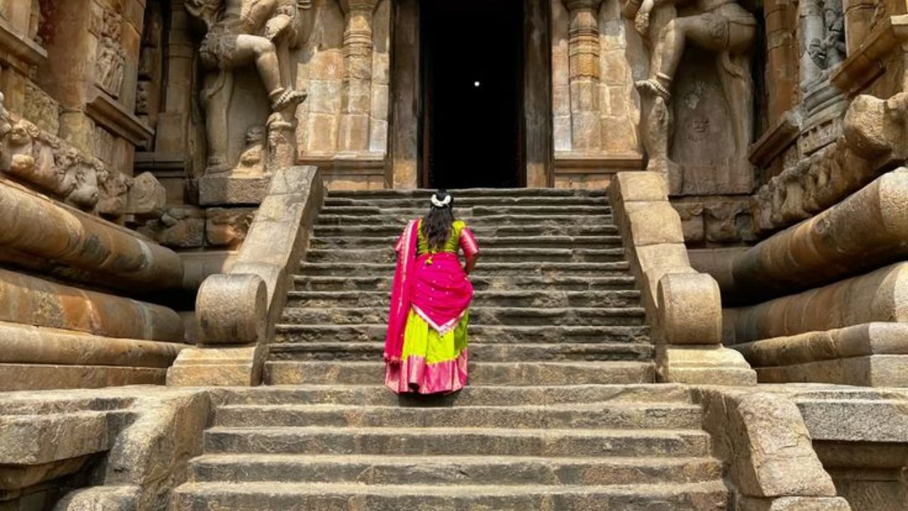 हिंदू धर्मात, मंदिर हे देवाचे निवासस्थान मानले जाते. काही मान्यतांनुसार, मंदिराला देवाचं रुपंही मानलं जातं. यानुसार, मंदिराचं शिखर देवाचं मुख मानलं जातं तर पायऱ्यांना देवाच्या चरणांच प्रतिक मानलं जातं
