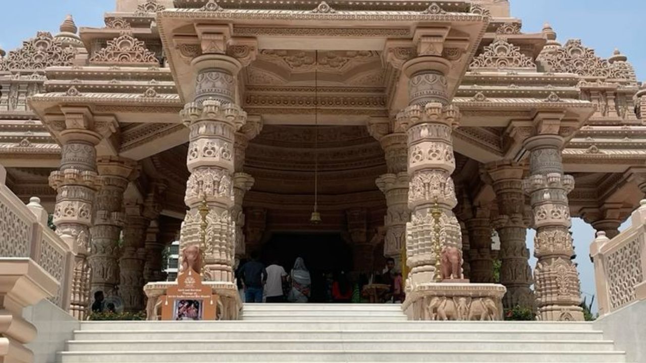 परिणामी मंदिराच्या कळसाकडे पाहताना नेहमीच आपले डोळे भरुन येतात तर मंदिराच्या पायरीवर नतमस्तक होताना अनेकांचे डोळे मिटतात
