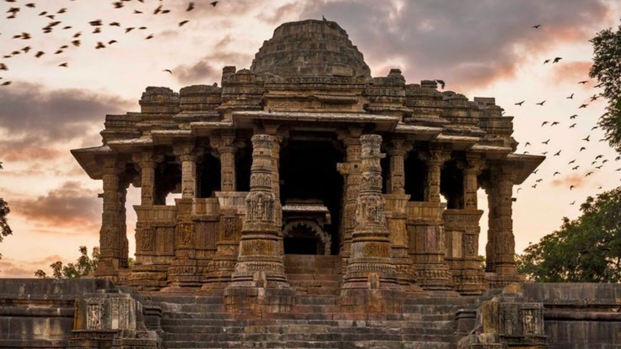 या सकारात्मक उर्जेच्या उद्देशाने पायरीला स्पर्श केला जातो. असं केल्याने, नकारात्मक विचारांची साखळी तुटते अशी मान्यता आहे 
