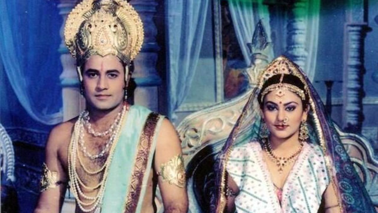 आम्ही ज्या सिरिअलविषयी बोलत आहोत ती सिरिअल म्हणजे रामानंद सागर यांची 'रामायण'! ही मालिका तब्बल ३७ वर्षांपूर्वी आली होती आणि विशेष म्हणजे लोक आजही त्याच उत्साहाने या मालिकेला पाहतात. या मालिकेला आतापर्यंत ७.७ कोटी लोकांनी पाहिले आहे. त्याकाळीही टीआरपीच्या यादीत ही मालिका पहिल्या क्रमांकावर होती 
