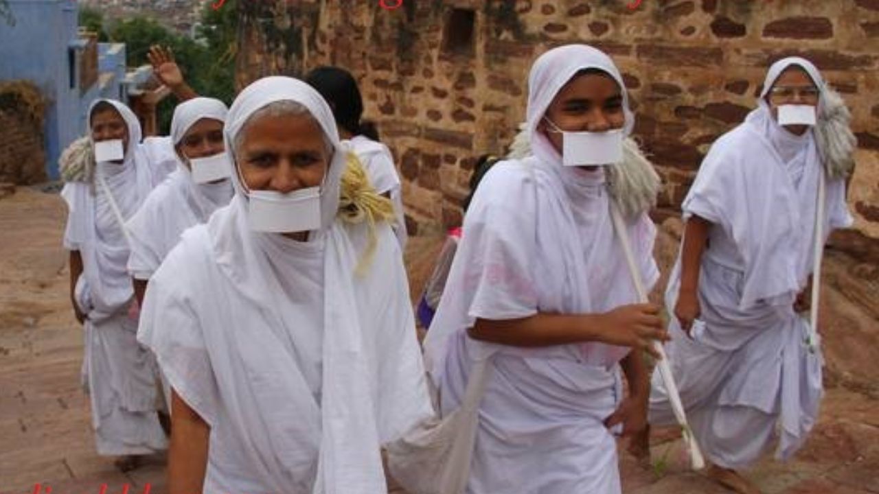 संथारा, ज्याला सल्लेखाना असेही म्हटले जाते, ही जैन धर्माची एक प्राचीन आणि आध्यात्मिक परंपरा आहे, ज्यात व्यक्ती स्वेच्छेने अन्न आणि पाण्याचा त्याग करते आणि शांतीपूर्ण मृत्यूकडे वाटचाल करु लागते 
