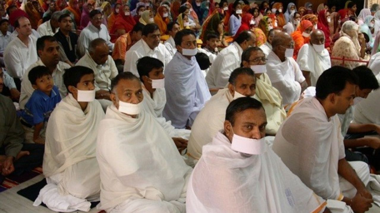 याला आत्महत्या मानले जात नाही तर जैन धर्मात याला मोक्ष मिळवण्यासाठीची एक आध्यात्मिक साधना मानली जाते. ही प्रथा सहसा वृद्ध किंवा गंभीर आजाराने ग्रस्त असलेल्या लोकांद्वारे केले जाते, जेव्हा त्यांना वाटते की आता त्यांचे शरीर धार्मिक कार्यासाठी योग्य राहिले नाही 
