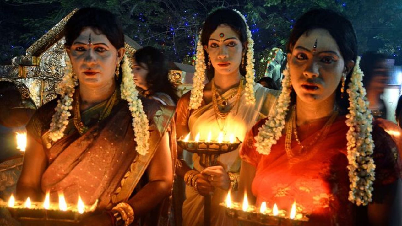 एक दिवशी लग्न करुन मग दुसऱ्या दिवशी विधवा होण्याची ही प्रथा एका कथेशी जोडली गेली आहे. यानुसार, इरावन हा अर्जुनाचा मुलगा होता, ज्याने महाभारतात पांडवांच्या वतीने सहभाग घेतला होता
