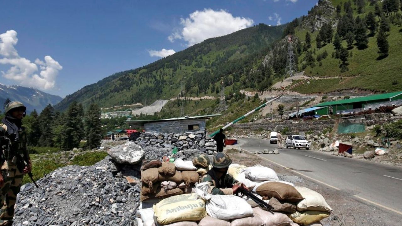 शस्त्र संधी म्हणजे युद्धजन्य परिस्थितीत काही काळ युद्ध थांबविण्यासाठी झालेला करार होय.