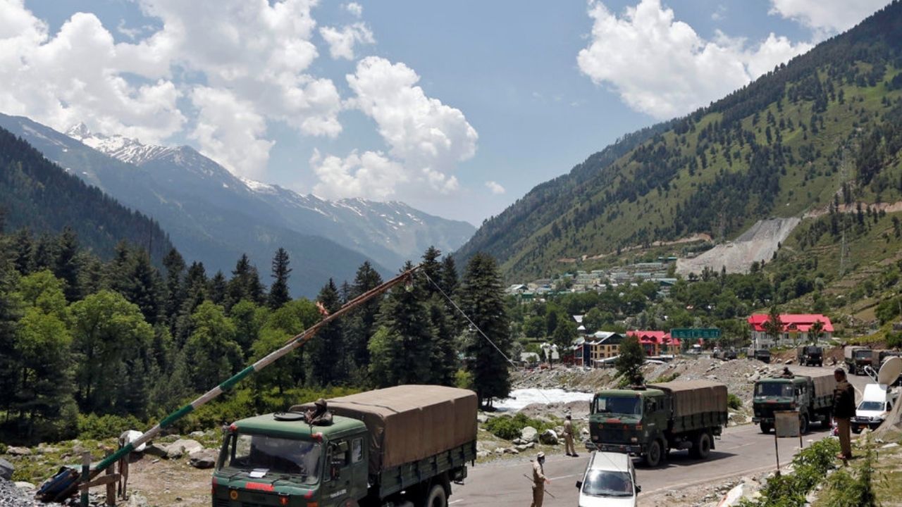 यानंतर बिथरलेल्या पाकिस्तानने गुजरात, राजस्थान, पंजाब आणि काश्मीर यांना लक्ष्य केलं होतं. 