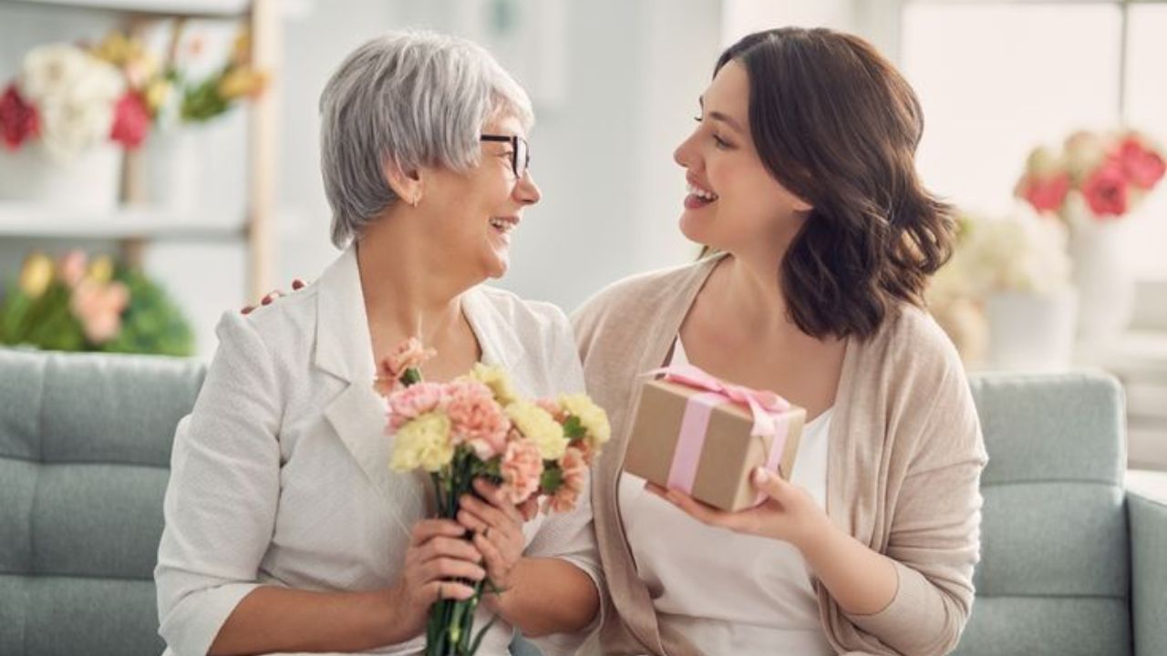Mother’s Day 2025: स्मार्टफोन किंवा स्मार्टवॉच नाही तर या 5 गॅझेट्सने तुमच्या आईच्या चेहऱ्यावर येईल हसू, आत्ताच करा गिफ्ट