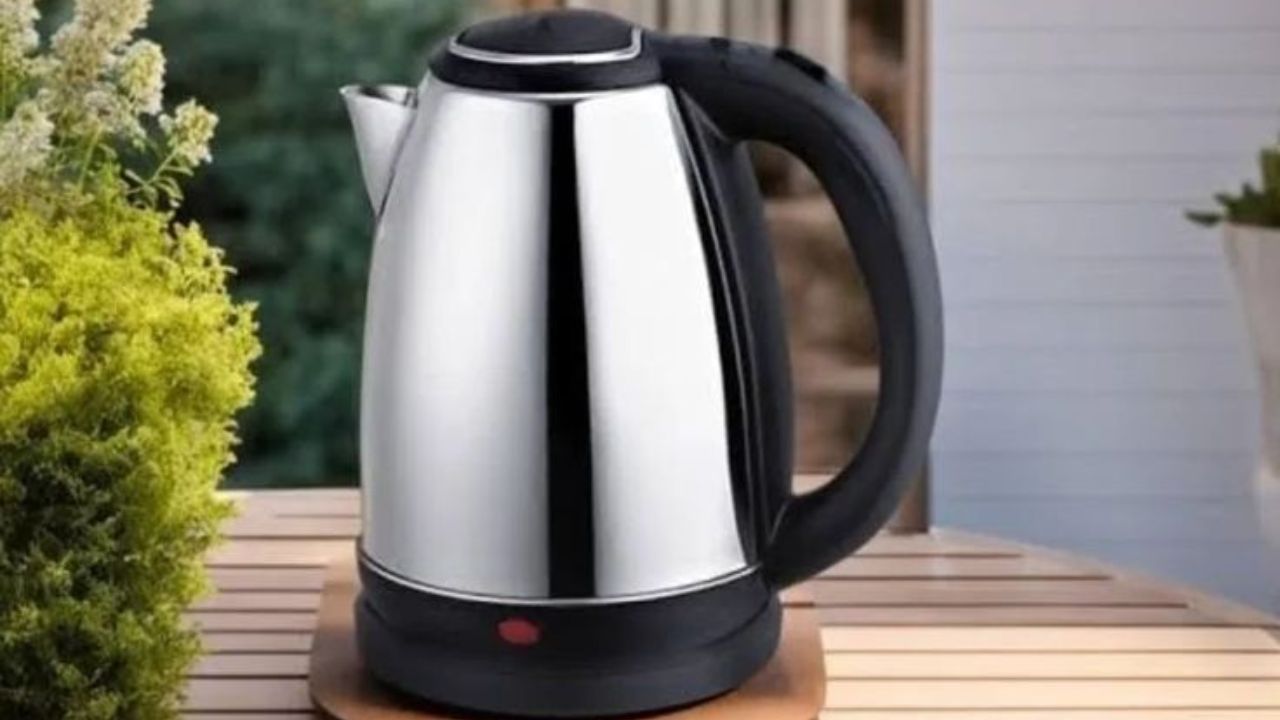 इलेक्ट्रिक कॅटल (Electric Kettle) एक छोटा आणि उपयोगी इलेक्ट्रॉनिक किचन डिव्हाईस आहे. ज्याचा वापर पाणी, चाय, कॉफी किंवा दूध गरम करण्यासाठी केला जाऊ शकतो. मदर्स डेला गिफ्ट देण्यासाठी हे बेस्ट ऑप्शन आहे. 