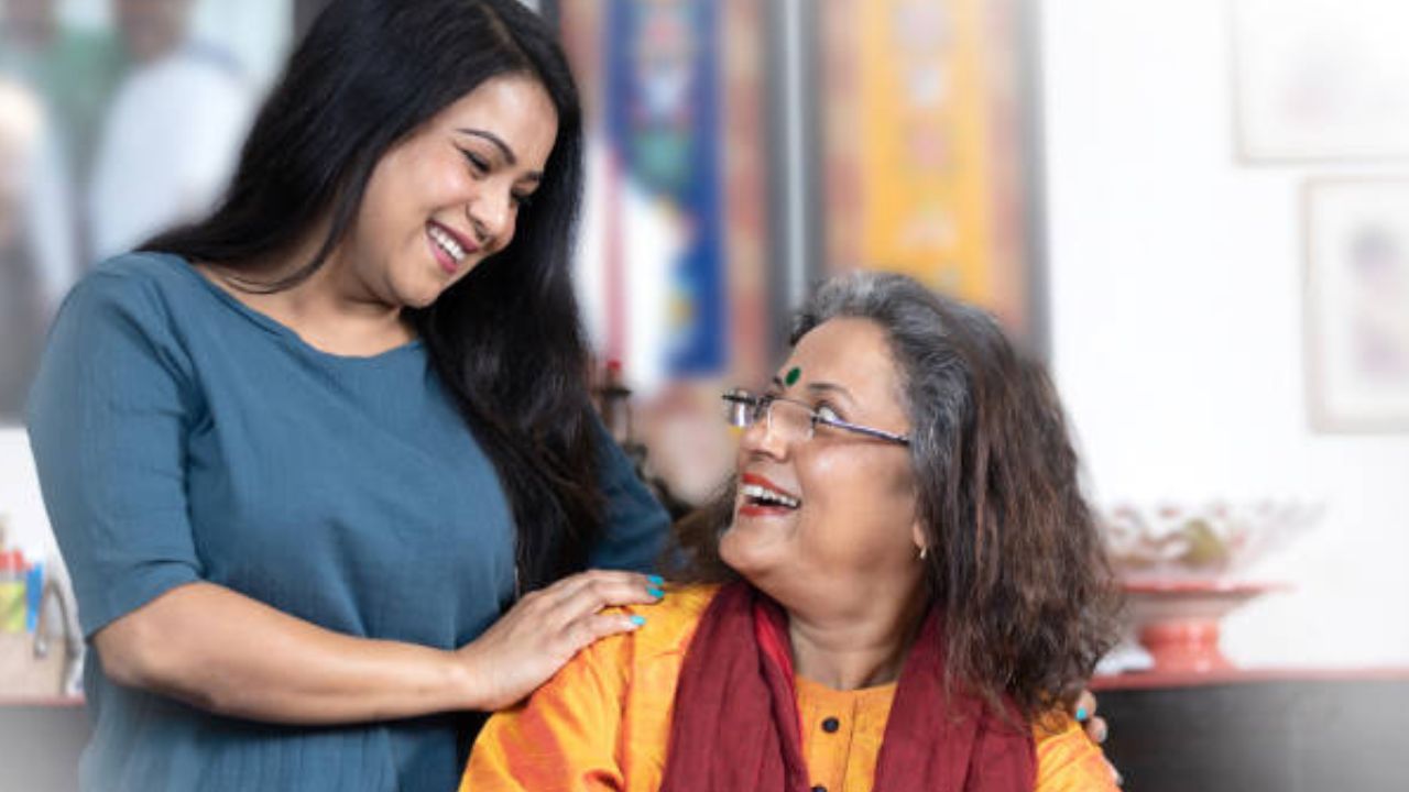 Mothers Day : आईसाठी गिफ्ट काय घ्यायचं प्रश्न पडलाय ? ‘या’ साड्या Gift म्हणून द्या, आईच्या सौंदर्यात पडेल भर
