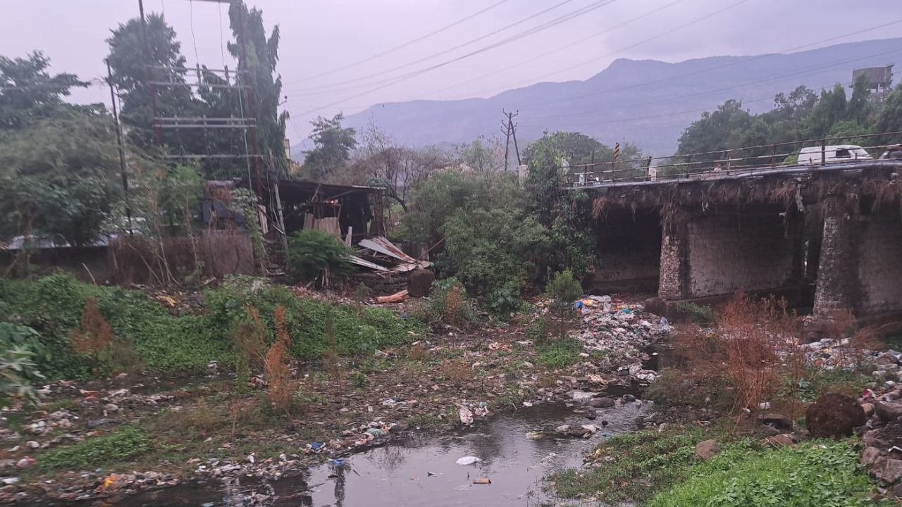 Karjat News : मान्सून दाखल तरी नाल्याची दुरावस्था जैसे थे; ग्रामपंचायतीच्या कारभारावर गावकरी संतप्त