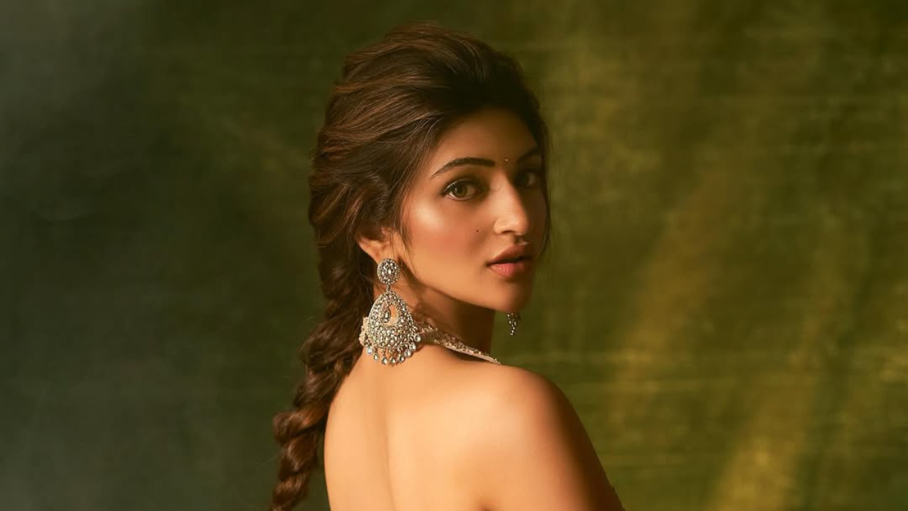 Golden रंगाची साडी त्यात कानामध्ये मोठे झुमके, सुंदर अशी केशभूषा फार आकर्षक दिसत आहे. 
