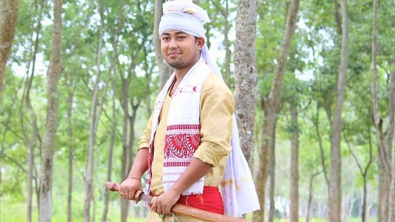 Chutia राजघराण्यावर वैष्णव ब्राह्मणांचा प्रभाव होता, पण त्यांनी स्थानिक देवता ‘दिक्करवासिनी’ (तम्रेश्वरी/केचाई-खाती) यांचीही पूजा चालू ठेवली, जी आदिवासी किंवा बौद्ध प्रभावाखाली होती. या देवतेच्या पूजेसाठी देओरी पुजारी होते, जे ब्राह्मण नसले तरी प्रतिष्ठित होते.