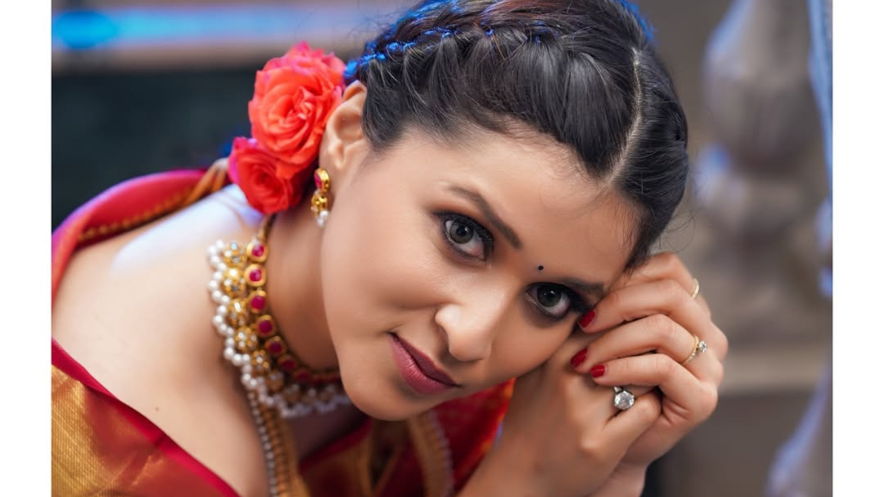 अभिनेत्री मन्नारा चोप्राने शेअर केले नवीन Photos आणि Sari Look. (फोटो सौजन्य - Social Media)