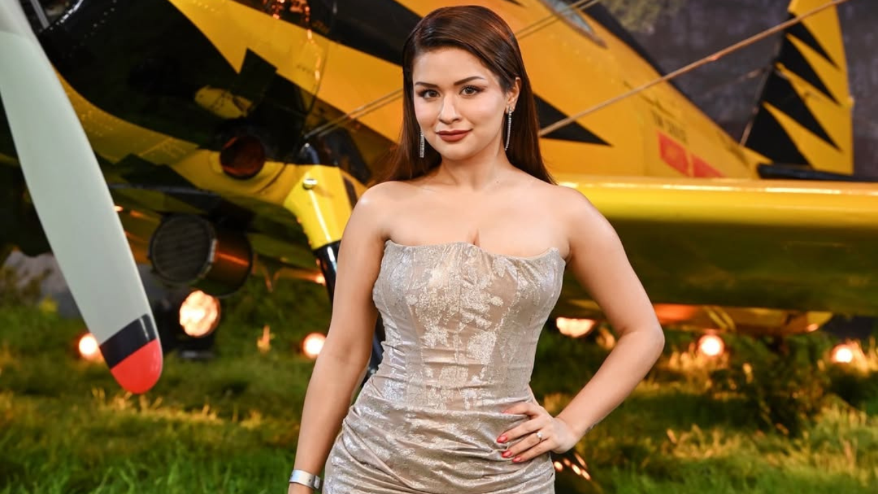 अभिनेत्री या फोटोंमध्ये फार आकर्षक दिसून आली आहे. कदाचित, तिचा Hotness लंडनच्या थंड तापमानालाही वाढवत असेल. 