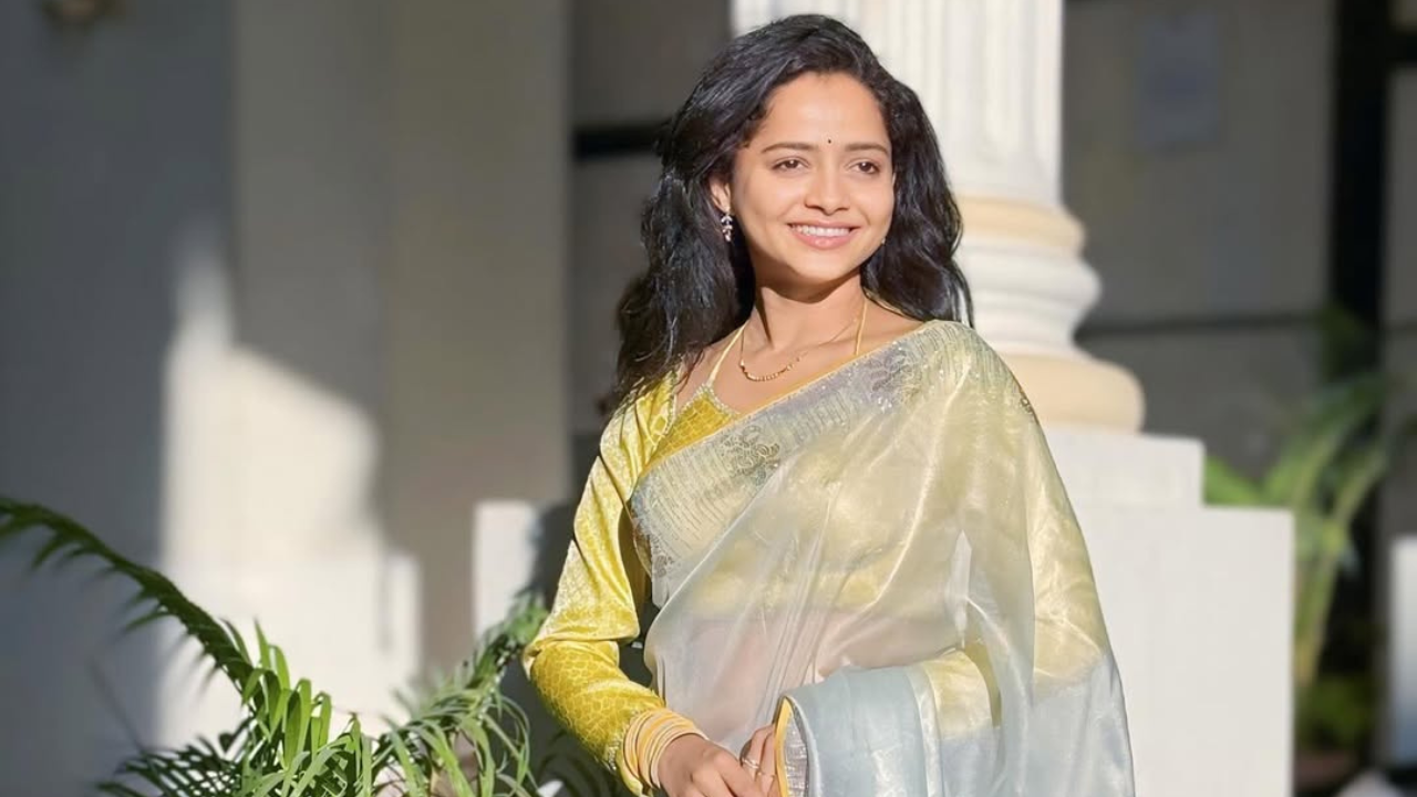 पिवळ्या, राखाडी साडीच्या या Look मध्ये अभिनेत्री फार सुंदर आणि आकर्षक दिसत आहे. 
