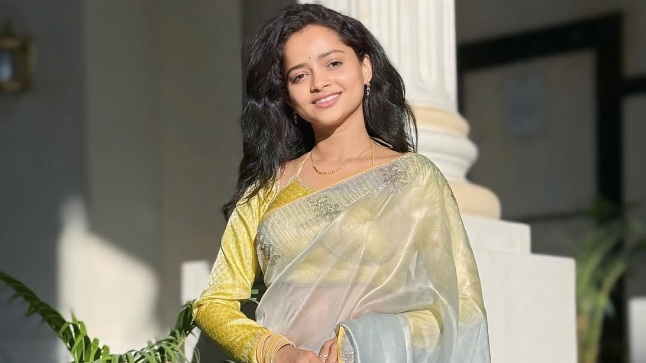 मोकळे केस आणि स्मित हास्य चाहत्यांना भुरळ घालत आहेत. अगदी पाहताच चाहत्यांना मोह होत आहे. 
