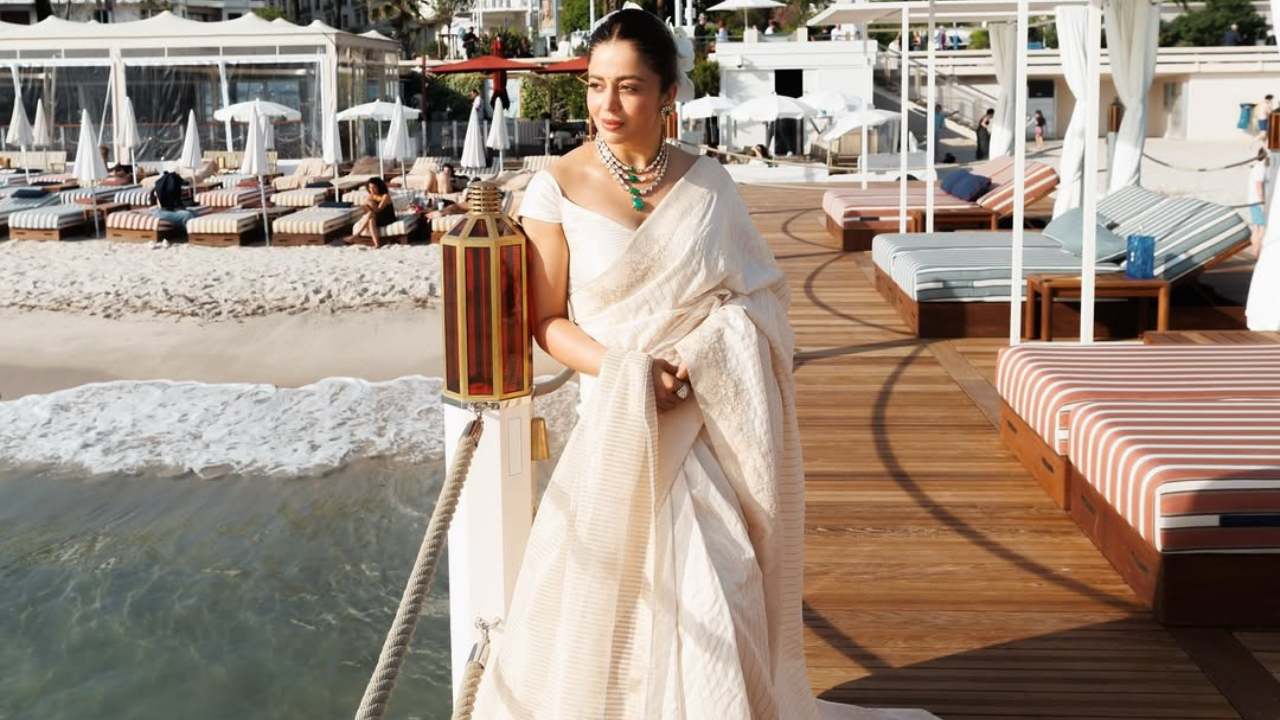 अभिनेत्री नेहा पेंडसेने @nehhapendse तिच्या सोशल मीडिया हँडलवर कान्स फेस्टिवल २०२५ चे काही क्षण शेअर केले आहेत. 
