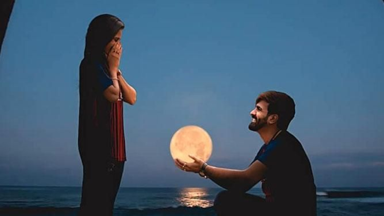 मनात कुणी घर करून गेलंय? तर गप्प बसू नका! ‘हे’ घ्या टिप्स अन् सांगून टाका भावना