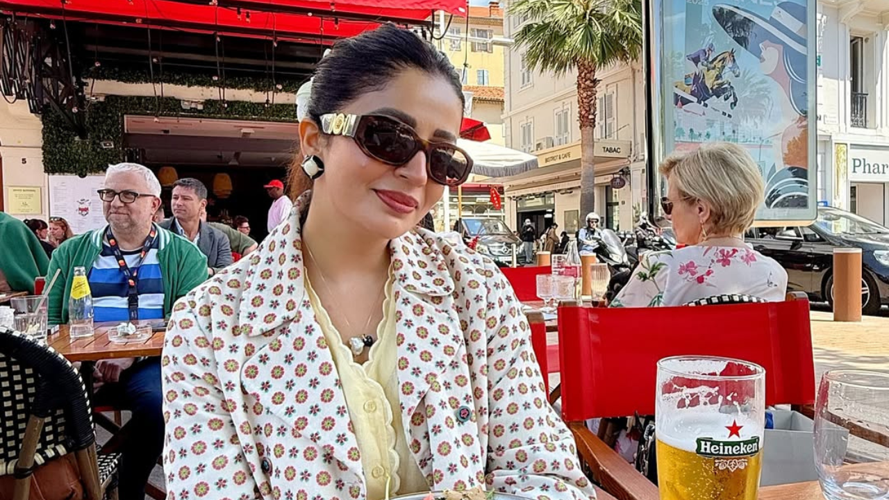 कमेंट्समध्ये चाहत्यांनी भरभरून कौतुक केले आहे. तसेच तिला मिळालेल्या कान्समधील आमंत्रणामुळे तिचे अभिनंदन करण्यात आले आहे. 