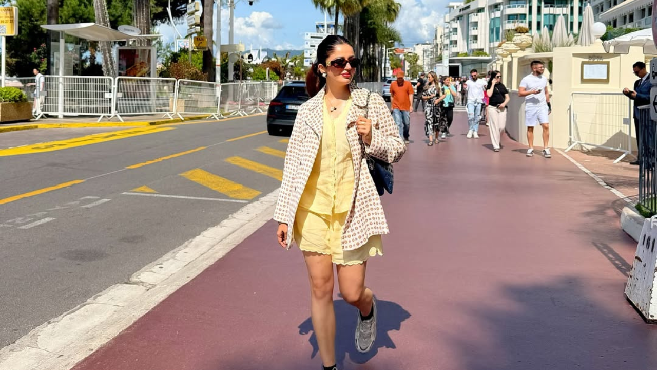 अभिनेत्री नेहा पेंडसेने तिच्या @nehhapendse या सोशल मीडिया हँडलवर नवीन पोस्ट शेअर केली आहे. या फोटोंमध्ये अभिनेत्री फार आकर्षक दिसत आहे.