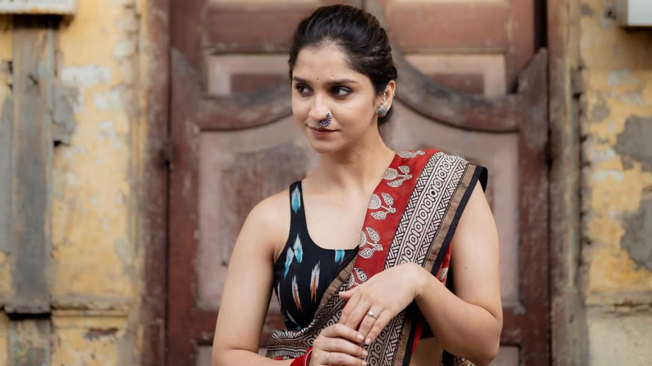 अभिनेत्रीने फोटो शेअर करताच पोस्टने चर्चेचे उधाण गाठले आहे. शिवानीने सुंदरतेचा कळस गाठला आहे आणि तरुणांना प्रेमात पाडलं आहे. 