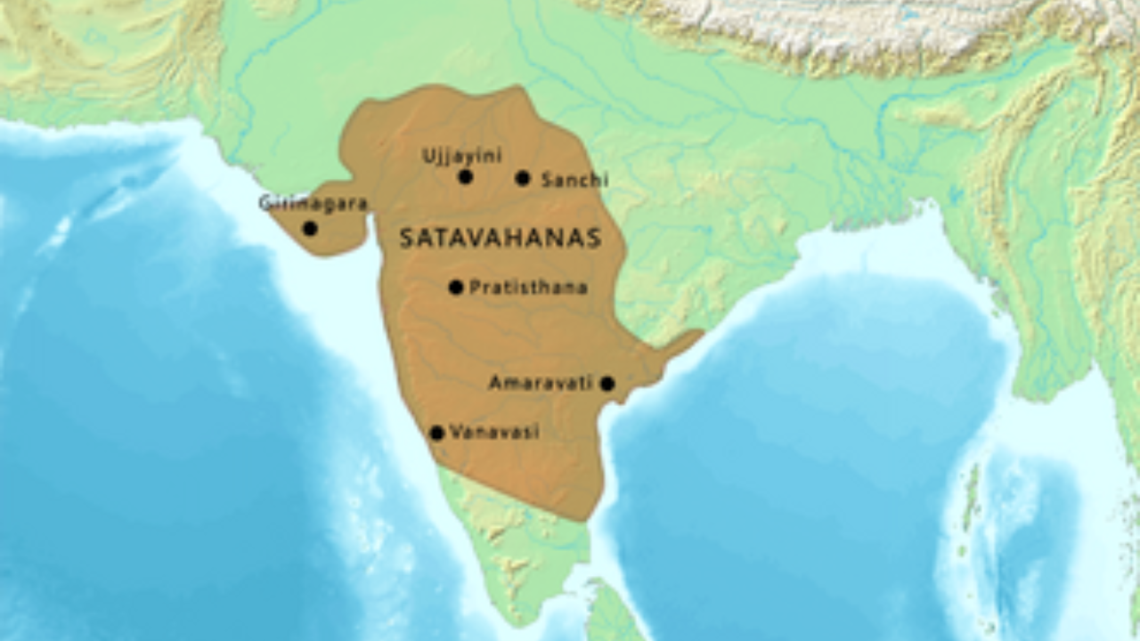 सातवाहन राजवंशाचे मूळ महाराष्ट्रातील पुणे जिल्ह्यातील मावळ भागात होते. त्यांच्या राजधानीचे स्थान जुन्नर आणि नंतर प्रतिष्ठान (सध्याचे पैठण) येथे होते. गौतमीपुत्र शातकर्णी हा या वंशातील एक महान सम्राट होता, ज्याने शकोंचा पराभव केला. सातवाहन राजांनी नाशिक, कार्ले आणि अजिंठा येथील गुहांचे निर्माण केले. त्यांच्या काळात मराठी प्राकृत भाषेचा विकास झाला.​ 