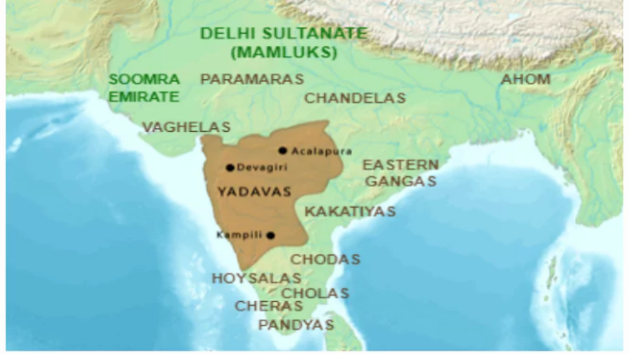 यादव राजवंशाची स्थापना भिल्लम पाचव्या यांनी १२व्या शतकात केली. त्यांची राजधानी देवगिरी होती. या साम्राज्याने मराठी भाषेचा प्रचार केला. यादव राजांनी अनेक मंदिरांची निर्मिती केली. सध्याच्या क्षत्रिय मराठा समाजात या राजवंशांचे अनेक उपकुळ आढळून येतात. 