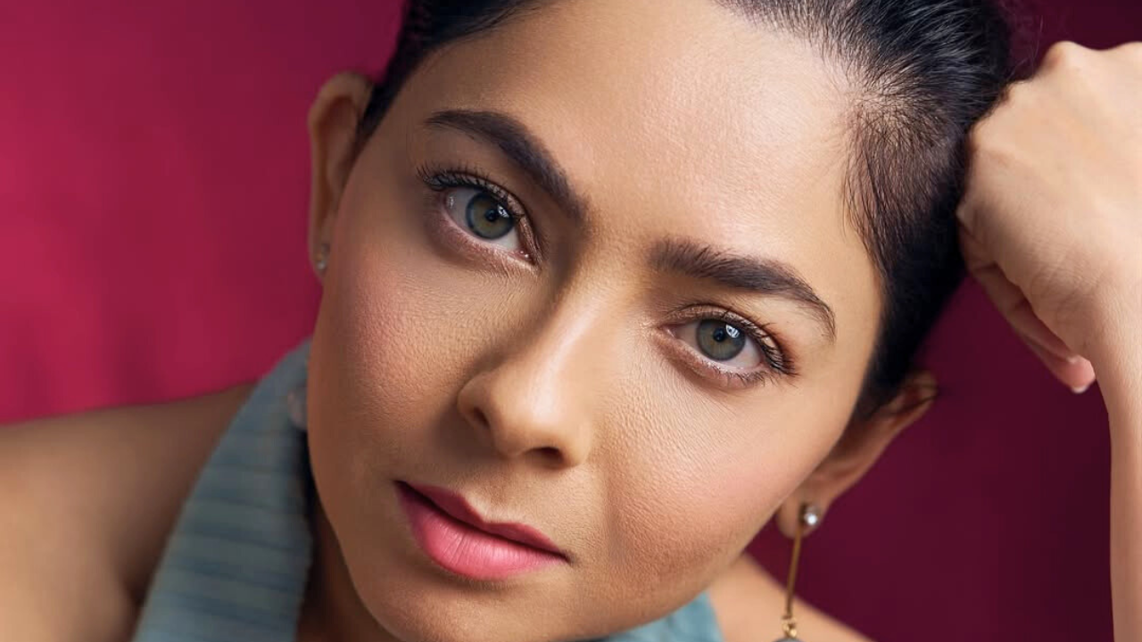 अभिनेत्रीने पोस्टखाली 'which look you prefer?' असा थेट सवाल चाहत्यांना केला आहे. 