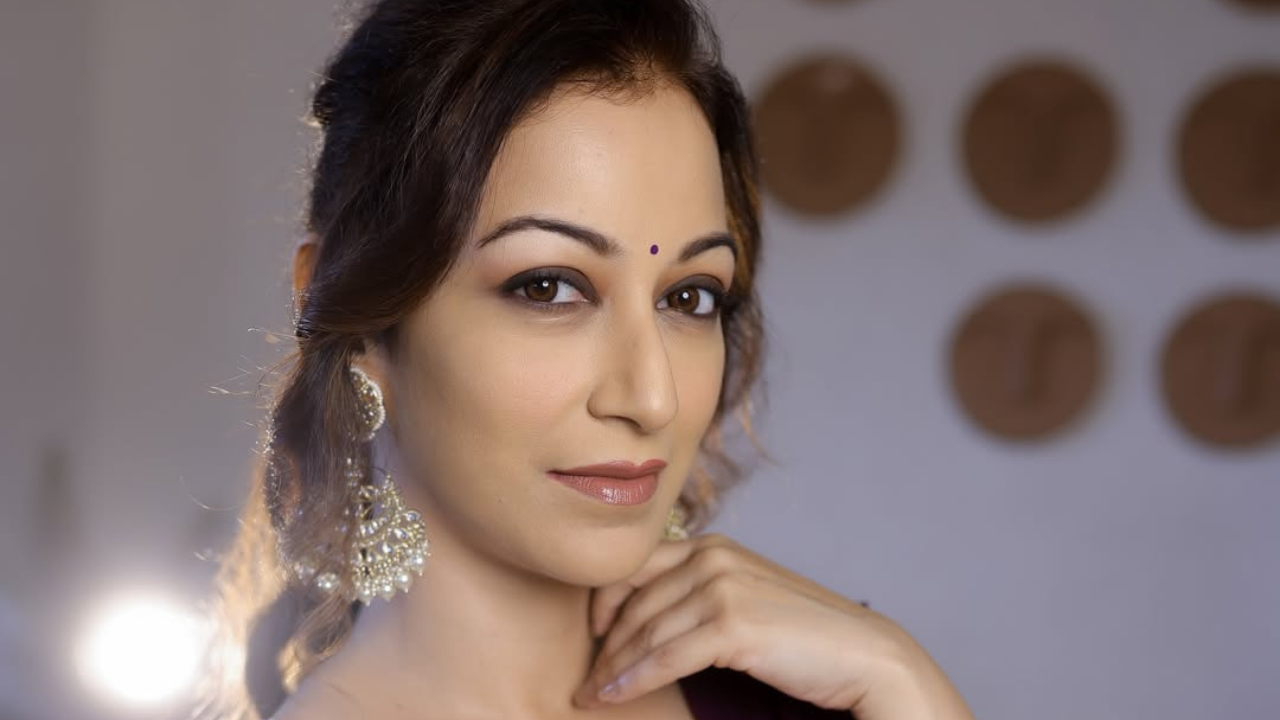 कानात झुमके आणि कपाळावर बिंदी फार आकर्षक दिसत आहेत. अभिनेत्री जणू सौंदर्याचे खाण वाटत आहे. 