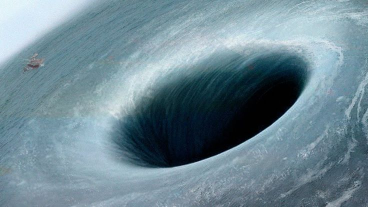 'Hollow Earth Theory' नुसार, पृथ्वी आतून पोकळ आहे आणि तिच्या आतील भागात एक स्वतंत्र जग, हवामान प्रणाली आणि कदाचित प्राचीन किंवा परग्रहावरील जीव सुद्धा अस्तित्वात असू शकतात.