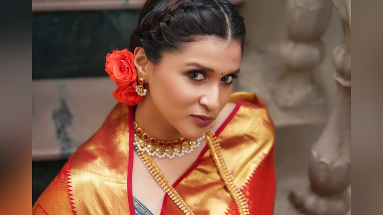 अभिनेत्रीने गळ्यात सुंदर असा हार परिधान केला आहे. तसेच एक स्वर्ण नेकलेस परिधान केला आहे. कानामध्ये एअररिंग्स परिधान केले आहेत. 