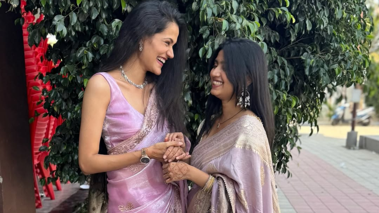 कमेंट्समध्ये चाहत्यांनी तिच्या सौंदर्याचे आणि आवाजाचे कौतुक केले आहे आणि तिच्या funny कॅप्शनला रिप्लाय केला आहे. 
