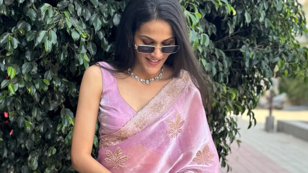 गळ्यात परिधान केलेले नेकलेस आणि कानातील Earrings पाहणार्याचे मन खेचून घेत आहेत. 
