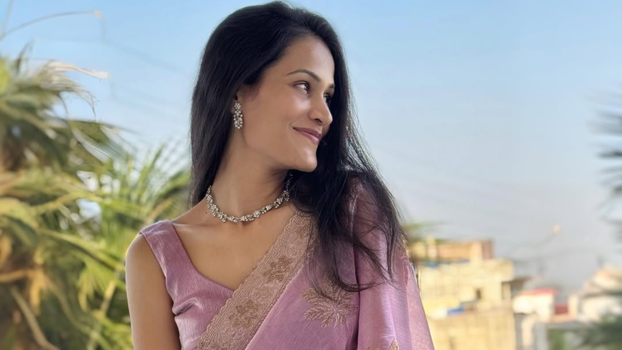 गायिका शुभांगी केदारने तिच्या या सोशल मिडीया हॅण्डलवर नवीन फोटोशूट शेअर केला आहे. हा फोटोशूट फार गाजत आहे. 