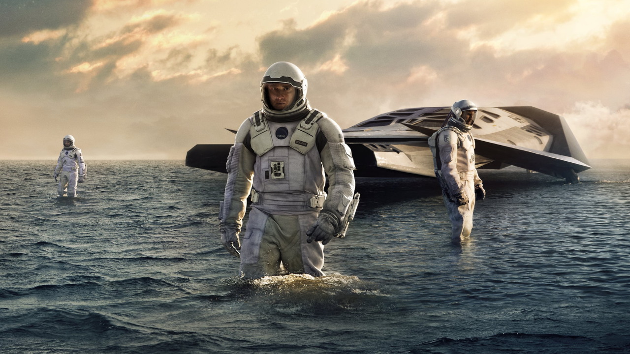 'Interstellar' हा सिनेमा २०१४ रोजी प्रदर्शित झाला होता. यामध्ये दाखवण्यात आलं आहे की, जेव्हा भविष्यात पृथ्वीवर राहणं अशक्य होतं, तेव्हा एक शेतकरी आणि माजी नासा पायलट जोसेफ कूपर याला शास्त्रज्ञांच्या टीमसह एक नवीन ग्रह शोधण्यासाठी अंतराळयान चालवण्याची जबाबदारी दिली जाते.