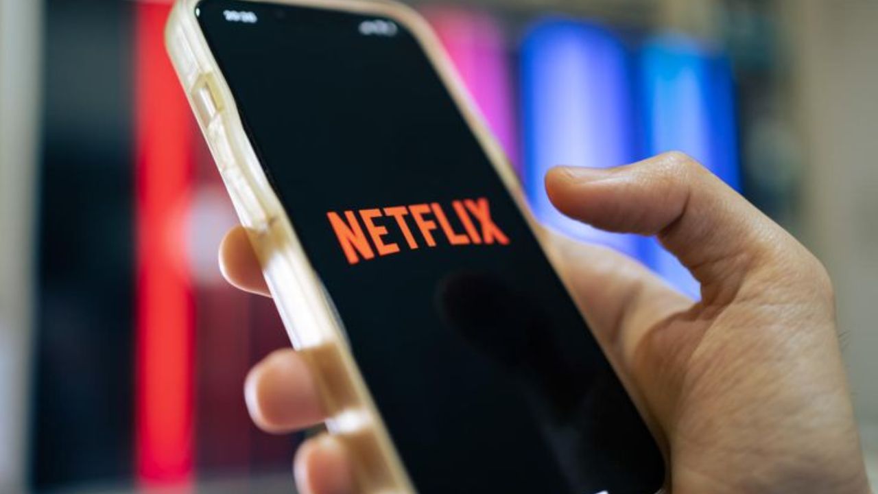 सर्वात आधी स्मार्ट टिव्ही किंवा स्मार्टफोनवर Netflix ओपन करा. 
