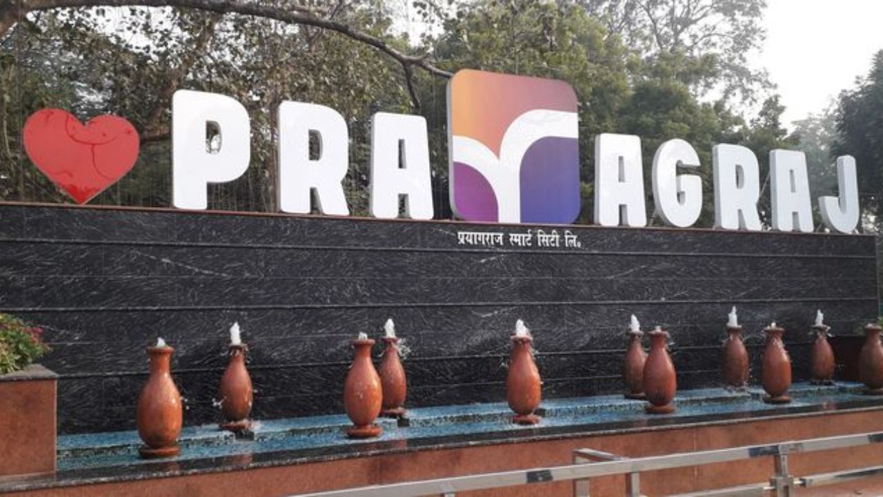 रिपोर्ट्सनुसार, 1858 मध्ये अलाहाबाद शहराला एका दिवसासाठी भारताची राजधानी बनवण्यात आलं होतं. असे म्हटले जाते की या दिवशी ईस्ट इंडिया कंपनीने शहरातील ब्रिटिश राजेशाहीकडे देशाचे प्रशासन सोपवले.
