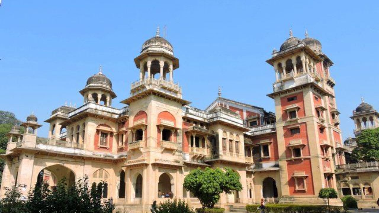 जेव्हा भारताची राजधानी कोलकाता होती, तेव्हा उन्हाळ्याच्या दिवसात सरकारचे कामकाज शिमला शहरातून सुरु होतं. त्यामुळे अशावेळी देशाची राजधानी शिमला मानली जात होती. 
