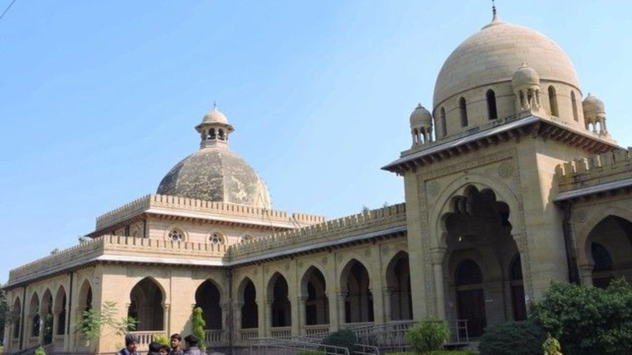 इतिहासात असं देखील झालं होतं, जेव्हा भारताच्या एका शहराला केवळ एका दिवसासाठी देशाची राजधानी बनवण्यात आलं होतं. ही घटना 1858 मध्ये घडली होती. सध्या भारताची राजधानी दिल्ली आहे. मात्र त्यापूर्वी देशाची राजधानी कोलकाता होती. 
